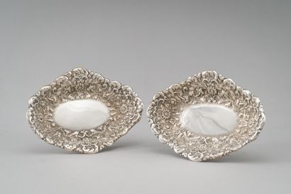 null A pair of silver (925/1000e) goblets with repoussé decoration of flowers and...