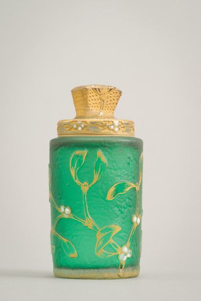 null DAUM, Nancy :

Toilet bottle in frosted glass with green tinted bottom enamelled...