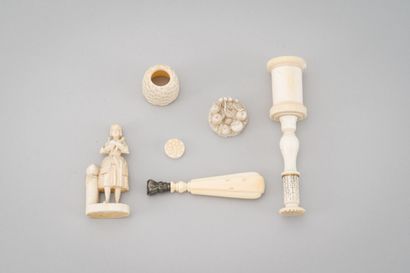 null Lot in carved ivory, including : 

- A seal, the silver seal (800/1000th). Gross...