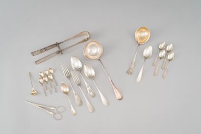 null Silver lot (950/1000e) including : a pair of asparagus tongs, a sauce spoon,...