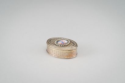 null Petite tabatière ovale en argent doré (800/1000e) à décor guilloché. Le couvercle...