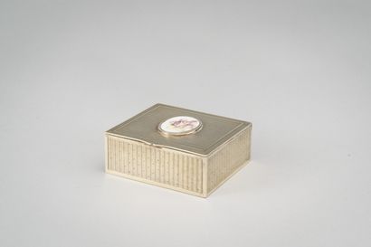 null Boîte rectangulaire en argent et argent doré (950/1000e) à décor guilloché,...