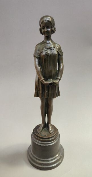 null D'après Dimitri CHIPARUS (1886-1947)

Jeune fille, les mains croisées

Bronze...