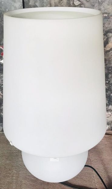 null MAX INGRAND pour FONTANA ARTE :

Lampe en verre opalin blanc.

H : 79 cm.