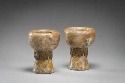 null Paire de vases en marbre, bague en métal doré, travail étranger, vers 1900....