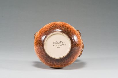 null Vase à anses en céramique signé FOUILLEN-QUIMPER.

H.: 31.5 cm.