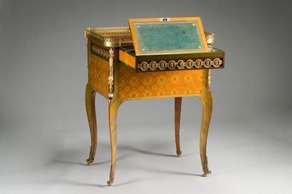 null 83. Small rectangular flying table forming a writing desk, opening by a drawer...