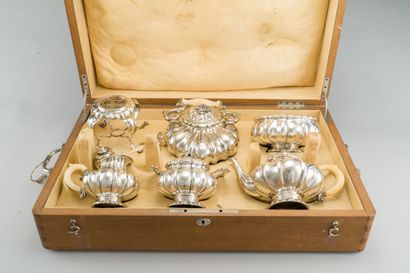 null 39. Silver tea and coffee set 800/1000, model with melon ribs, figured CTW under...