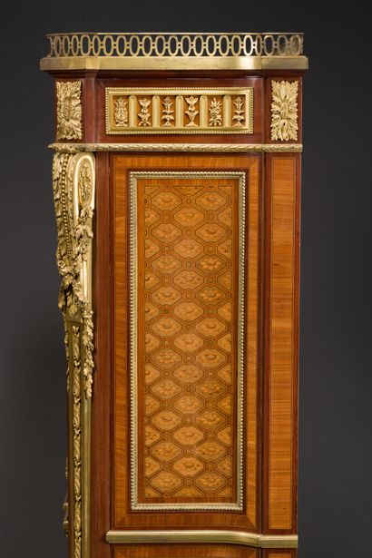 null 82. Paul Charles SORMANI

Secretary with flap inlaid with floral scrolls tied...