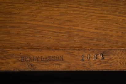 null 116. Henry DASSON

Bureau bonheur du jour à décor marqueté en bois clair sur...