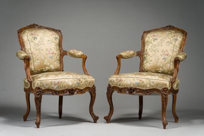 null 90. Pair of cabriolet armchairs with violin back in walnut finely molded and...