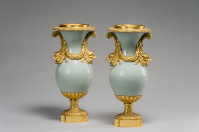 null 137. Paire de vases balustres en céramique émaillée céladon, la monture en bronze...