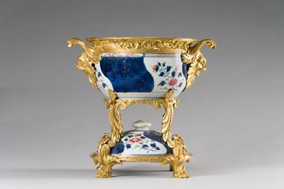 null 95. Chinese porcelain centerpiece with polychrome decoration in enamels of the...