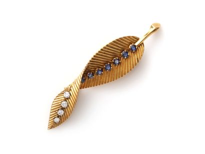 null 43. VAN CLEEF & ARPELS

Leaf brooch in yellow gold (750/1000th) and platinum...