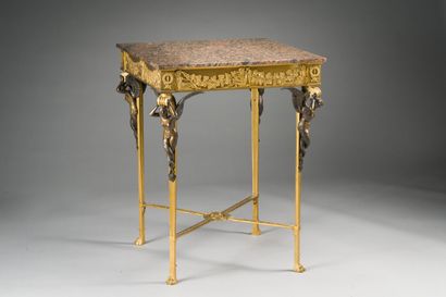 null 125. Petite table guéridon de forme carrée, en bronze ciselé et doré au mat...