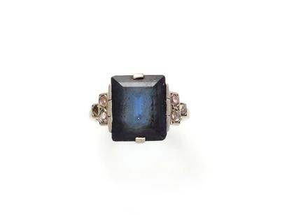 null 57. Ring in white gold (750/1000th) set in its center with a blue stone and...