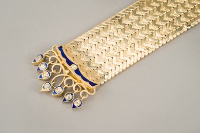 null 42. Belt bracelet in yellow gold (750/1000th) partially enamelled and holding...