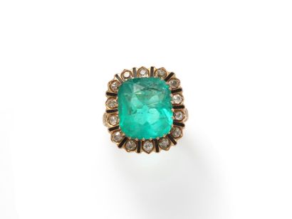null 56. Yellow gold (750/1000th) Pompadour ring set with a cushion-cut emerald

cushion-cut...