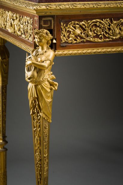 null 71. Henry DASSON

Rare middle table of rectangular shape called "Table des Arts",...