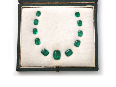 null 54. Exceptional line of eleven cut emeralds, slightly ovalized, ranging from...