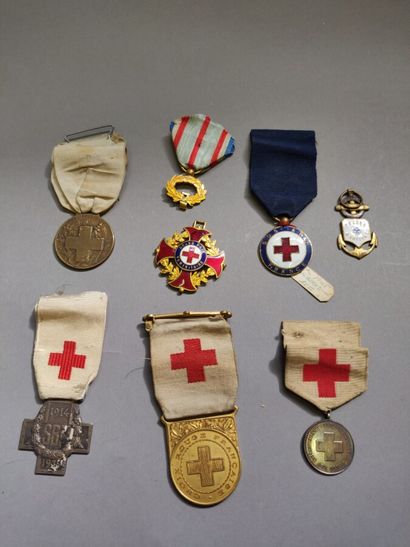 Ensemble de sept médailles de la Croix rouge...