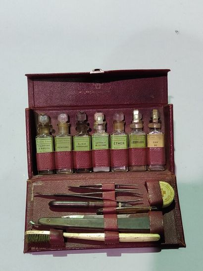 null Ensemble de bouteilles de pharmacie.

On y joint un coffret d'élixir et de ...