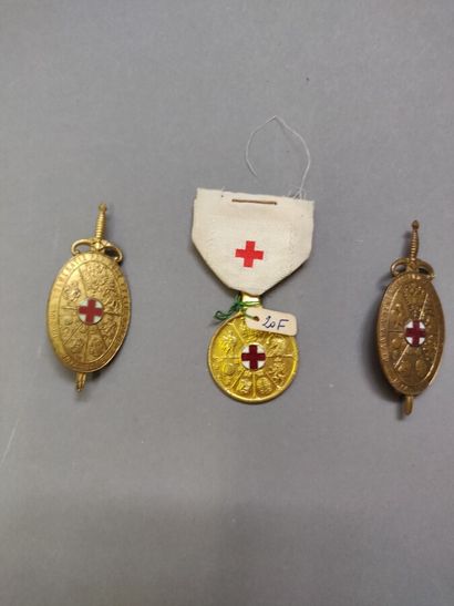 Ensemble de trois médailles de la Croix Rouge...