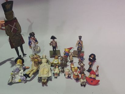 null Lot de figurines et marionnettes d'enfant à sujet divers en bois, en tissus,...