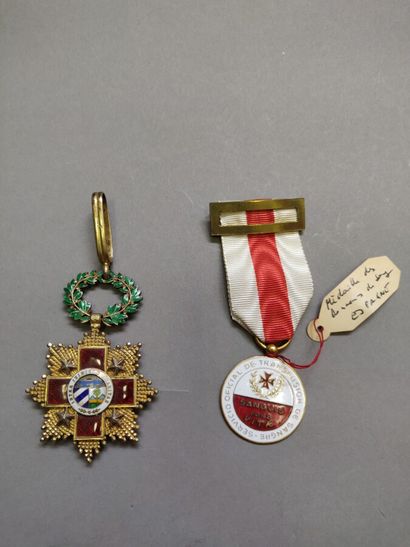 null Médaille en vermeil et émail de la Croix Rouge espagnole.

On y joint une médaille...