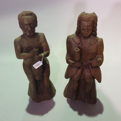 Deux sculptures en bois représentant des...