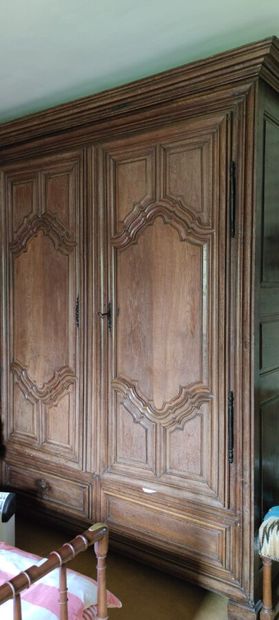 Grande armoire en bois mouluré, deux portes...