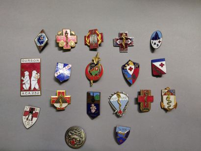 null Lot de 18 insignes régimentaires concernant la Croix Rouge.