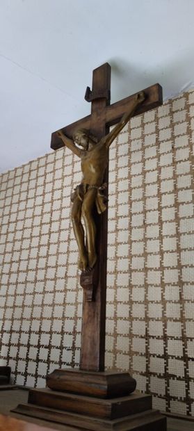 null Crucifix en bois sculpté, années 40.