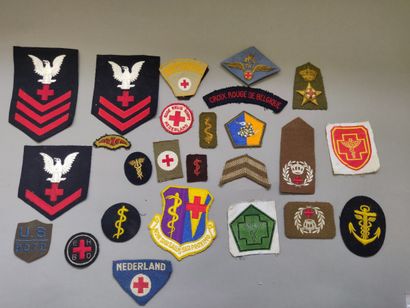 Lot de 25 insignes en tissu du Corps Médical...