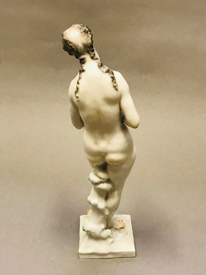 null Sujet en porcelaine "Femme nue debout"

Marque.

H : 35 cm