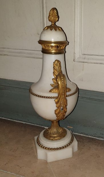 Vase en marbre blanc et bronze doré, style...