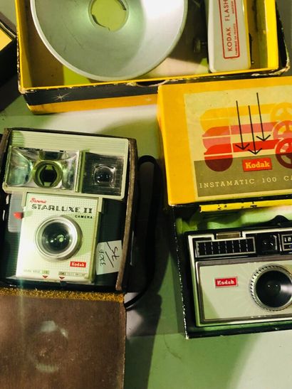 null Appareil photographique. Ensemble de plus d'une vingtaine d'appareils Kodak...