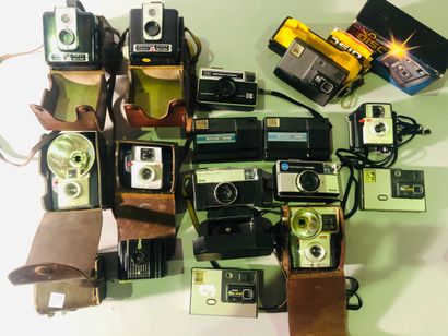 null Appareil photographique. Ensemble de plus d'une vingtaine d'appareils Kodak...
