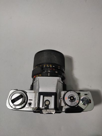 null Appareil photographique. Ensemble de neuf appareils Minolta. Deux boitiers avec...