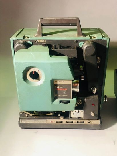 null Cinéma, matériel cinématographique. Ensemble de deux projecteurs Bell & Howell...