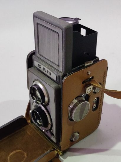 null Appareil photographique. Ensemble de sept bi-objectifs. Boitier SEM (gris) avec...