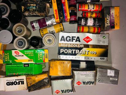 null Camera, photographic laboratory. Important set of accessories: Kodak development...