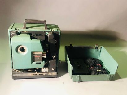 null Cinéma, matériel cinématographique. Ensemble de deux projecteurs Bell & Howell...