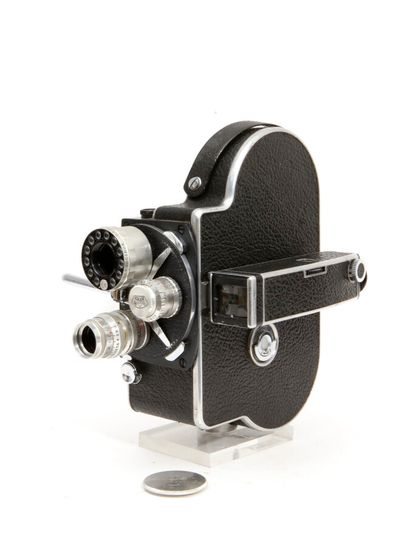 null Cinéma, matériel cinématographique. Caméra Paillard Bolex sur socle avec trois...