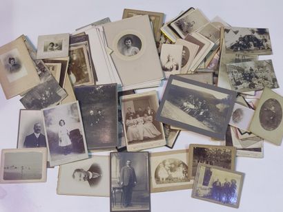 null Photographie, cartes de visites et tirages albuminés et argentiques contrecollés....