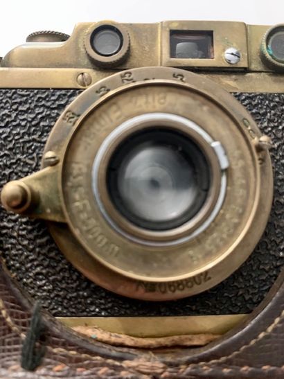 null 
Appareil photographique. Copie Leica. Boitier "Leica" n°338764 avec objectif...