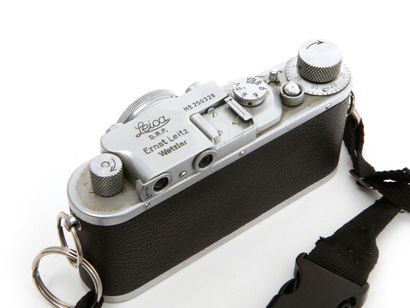 null Appareil photographique. Boitier Leitz Leica III (1937) n°250 328 avec objectif...