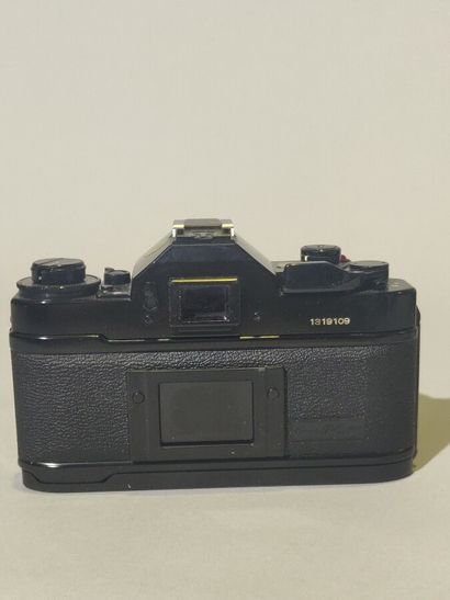 null Appareil photographique. Ensemble de trois appareils Canon. Boitier Canon A-1...