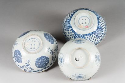 null 50. Trois bols en porcelaine bleu blanc

 Chine, époque Ming (1368-1644) et...