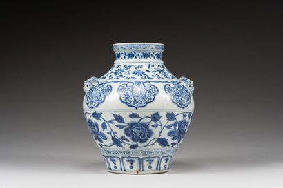  30. Rare grande jarre en porcelaine bleu blanc, Guan 
 Chine, dynastie Yuan, XIVe...